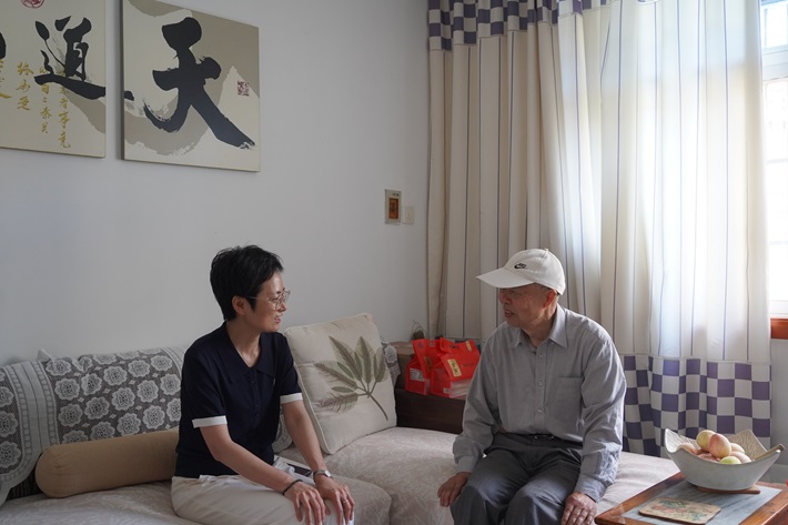 杨文萍走访看望老同志