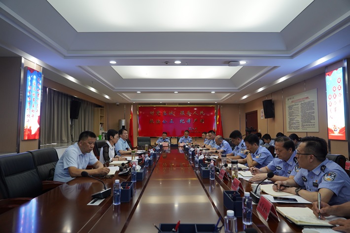 杨文萍到县公安局走访调研
