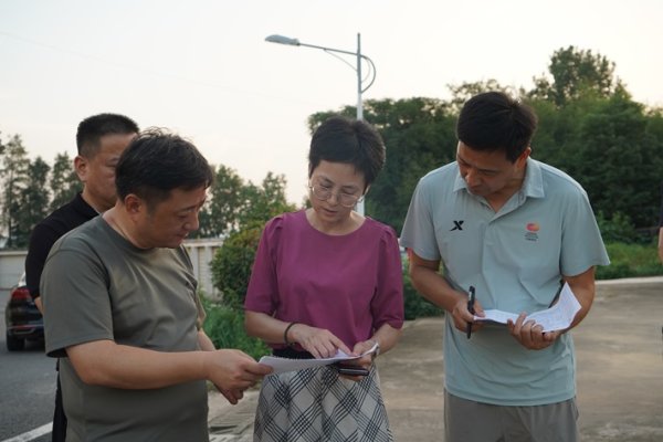 杨文萍调研匹克球场地建设工作