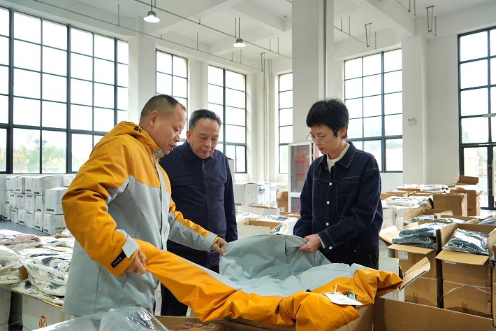 杨文萍调研园区发展、企业运营及安全生产工作