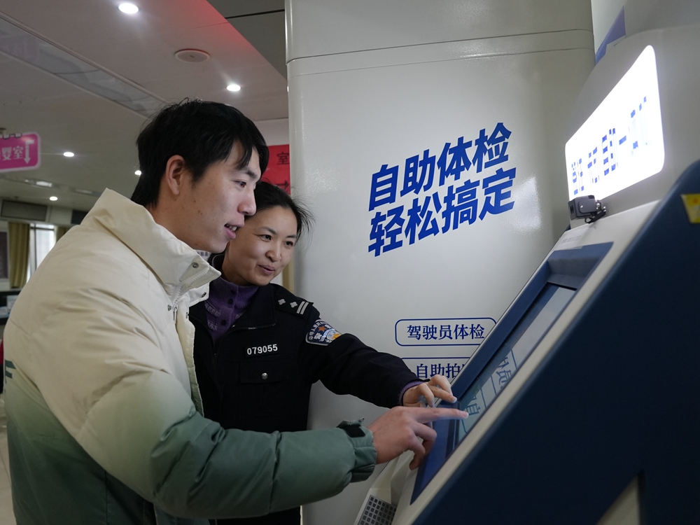 节后上班第一天 窗口为民服务忙