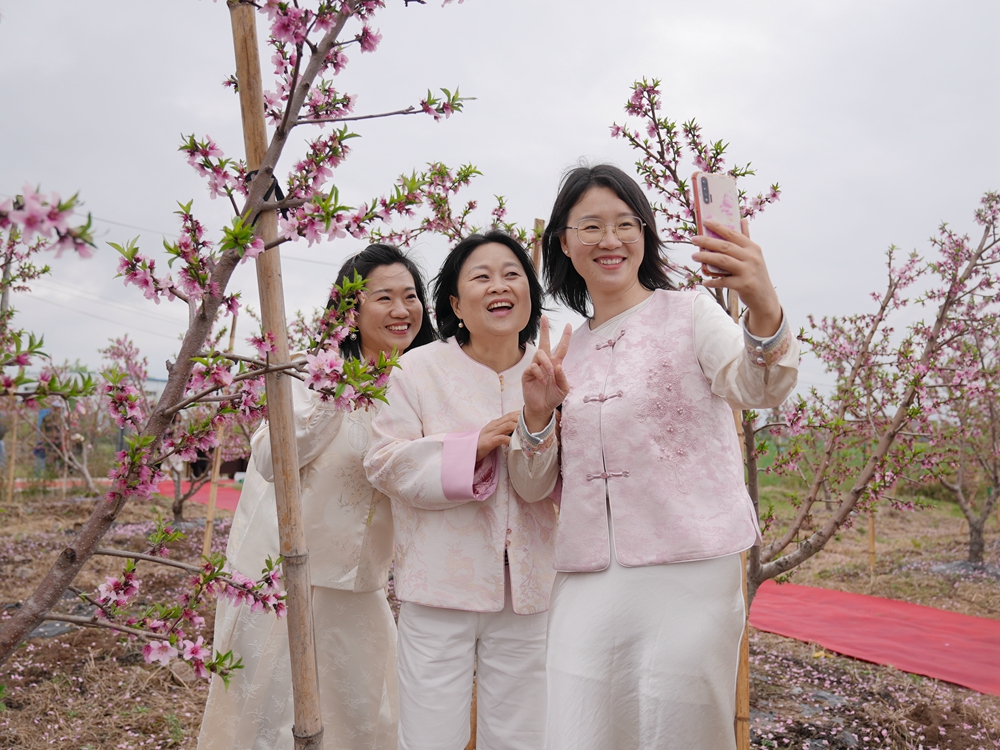 踏青赏花春意浓