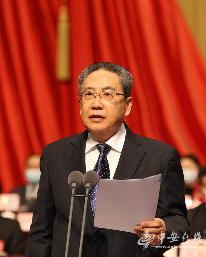 安徽省委书记、省人大常委会主任、大会执行主席李锦斌主持开幕会。（记者 刘炜鑫摄）_副本.jpg