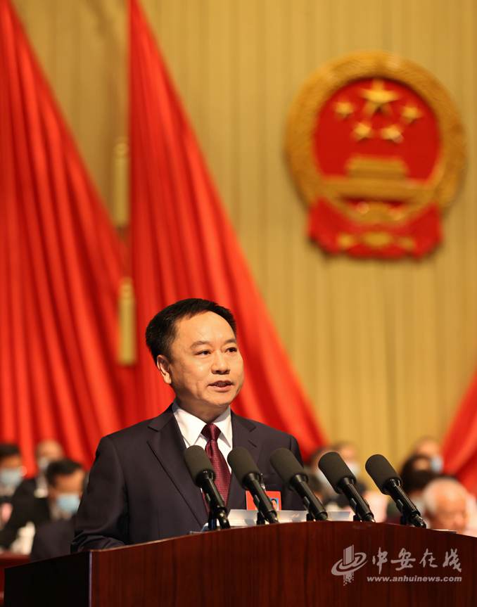省长李国英代表安徽省人民政府向大会作政府工作报告。（记者 刘炜鑫摄）_副本.jpg