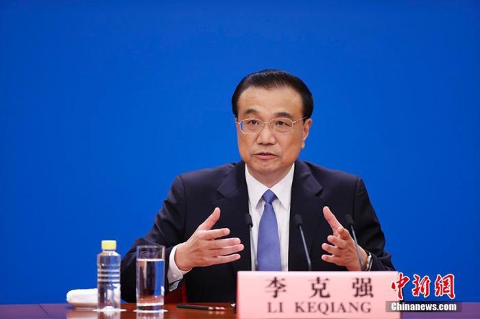 3月11日，中国国务院总理李克强在北京人民大会堂出席记者会并回答中外记者提问。为有效防控疫情，共同维护公共卫生与健康，记者会采用网络视频形式进行。 <a target='_blank'  data-cke-saved-href='http://www.chinanews.com/' href='http://www.chinanews.com/'><p  align=