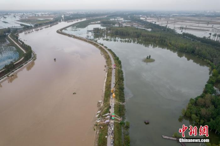 资料图：10月10日，山西省介休市汾河湿地公园遭遇洪水倒灌。<a target='_blank'  data-cke-saved-href='http://www.chinanews.com/' href='http://www.chinanews.com/'><p  align=