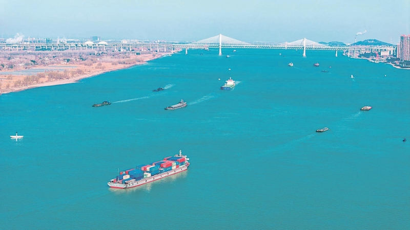 2月8日，在芜湖市弋江区十里江湾段长江水域，装运生产生活物资的船舶有序航行。新春伊始，素有“黄金水道”之称的长江迎来航运繁忙季，一艘艘满载货物的船舶在航道上往返穿梭，一派繁忙景象。.jpg