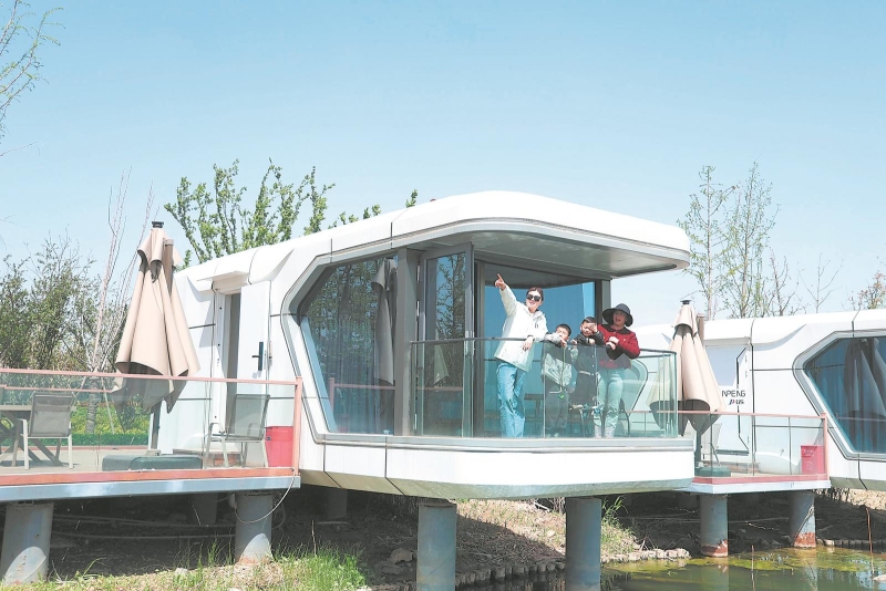 4月13日，淮北市朔西湖景区内的水云间民宿，游客乐享休闲生活。.jpg