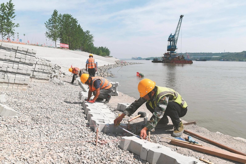 5月13日，施工人员在长江铜陵河段综合治理工程老洲乡堤岸边砌筑护坡，确保已开工长江堤岸在今年长江汛期到来之前完工，发挥效益。.jpg