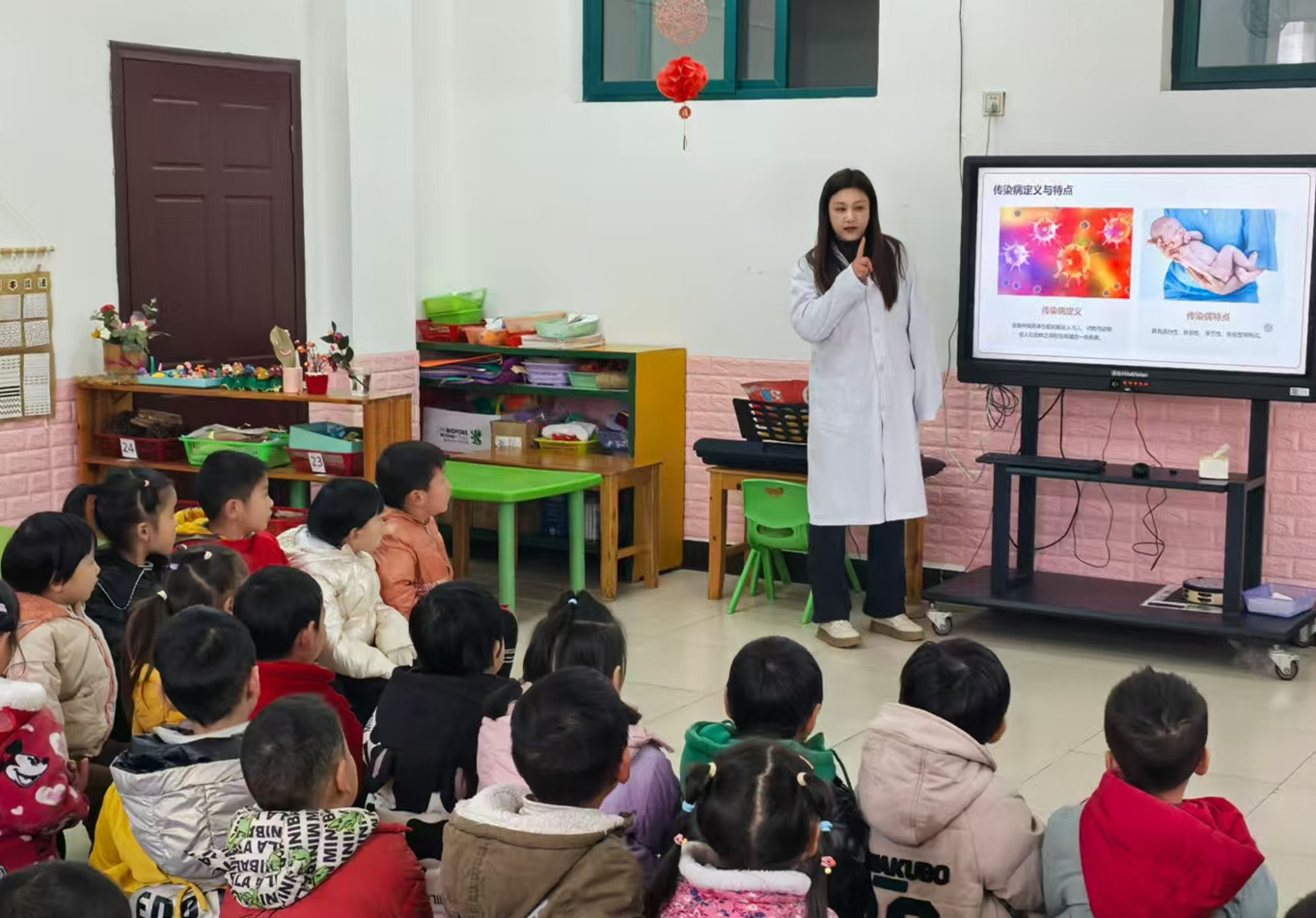 12月23日，义津镇中心卫生院组织医务人员深入义津中心幼儿园和二园开展“冬季传染病预防”主题健康知识讲座。_副本.jpg