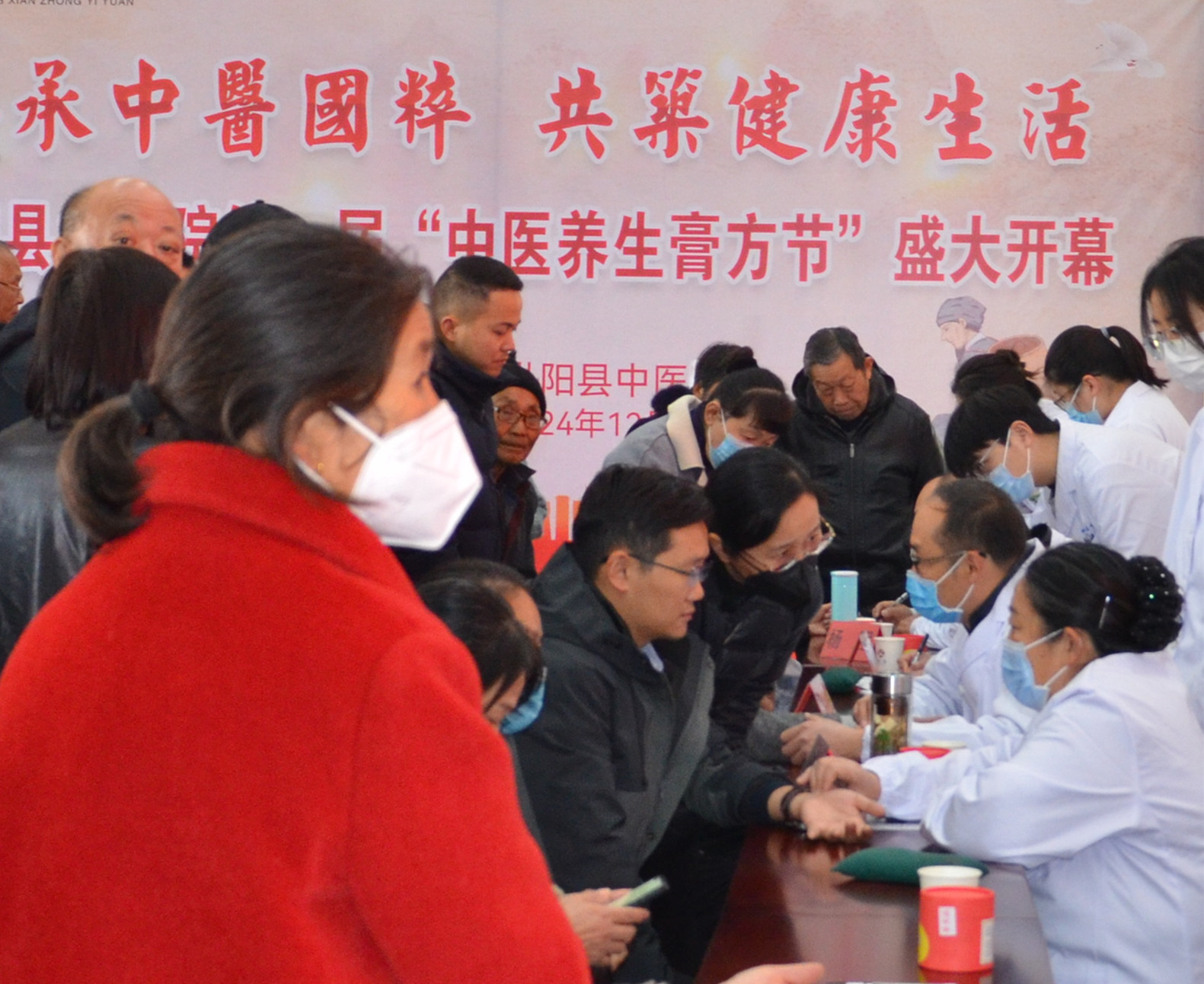 12月7日，枞阳县中医院在该院门诊大厅举办第一届“中医养生膏方节”。义诊。.jpg