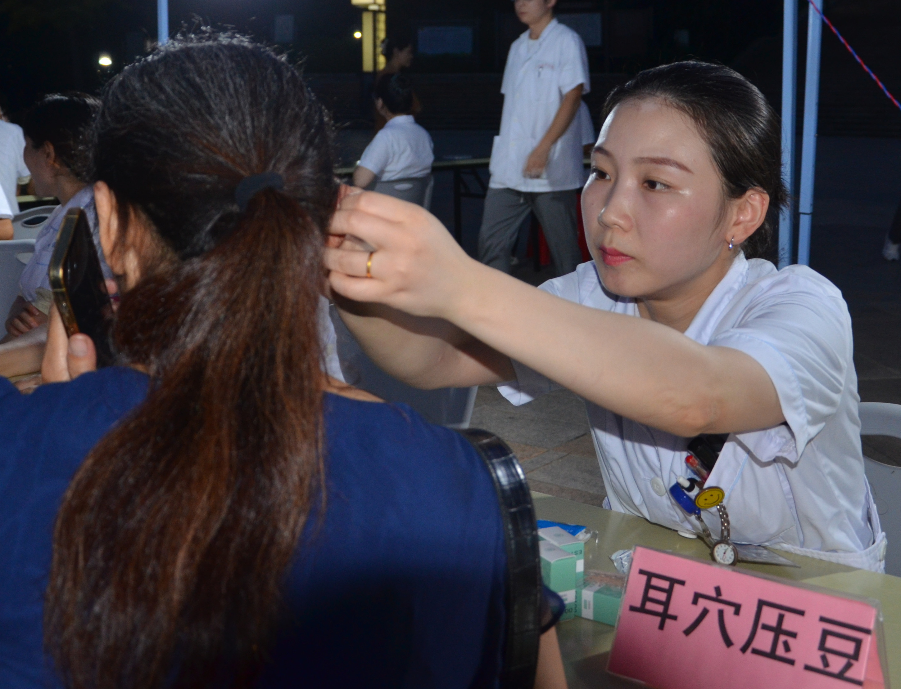9月12日，枞阳县卫生健康委组织县中医院在县城旗山公园广场举办以“传承中医智慧，守护全民健康”为主题的中医药文化宣传活动。（耳穴压豆）.jpg