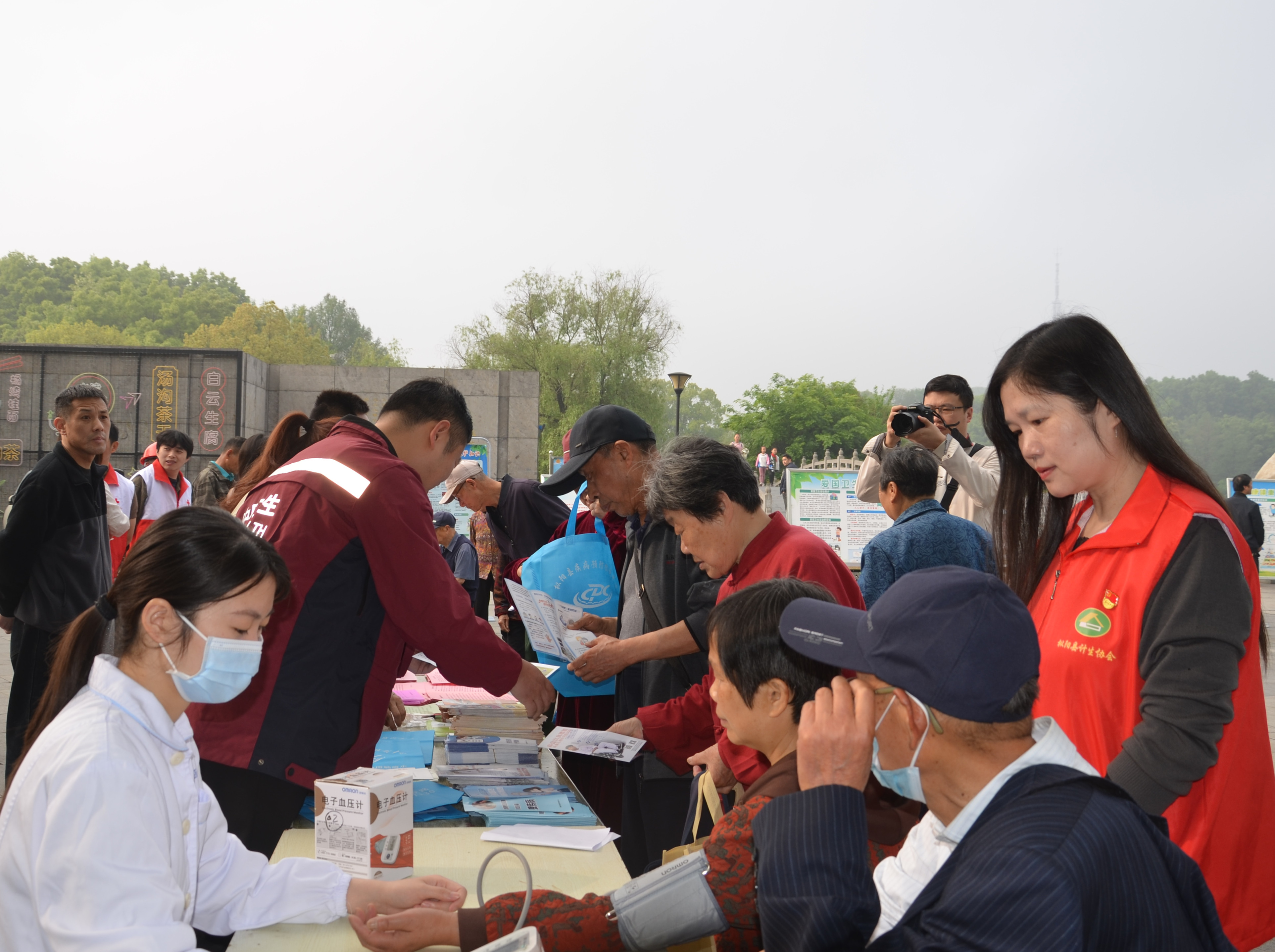 4月17日，枞阳县爱卫办、县卫生健康委、县计生协联合县退役军人事务局、县红十字会、县新时代文明实践中心、县妇联、县科协、枞阳镇人民政府，组织有关医疗卫生单位在该县莲花湖公园大门口开展以“共建健康城镇 共筑健康防线”为主题的宣传服务活动。1329.jpg