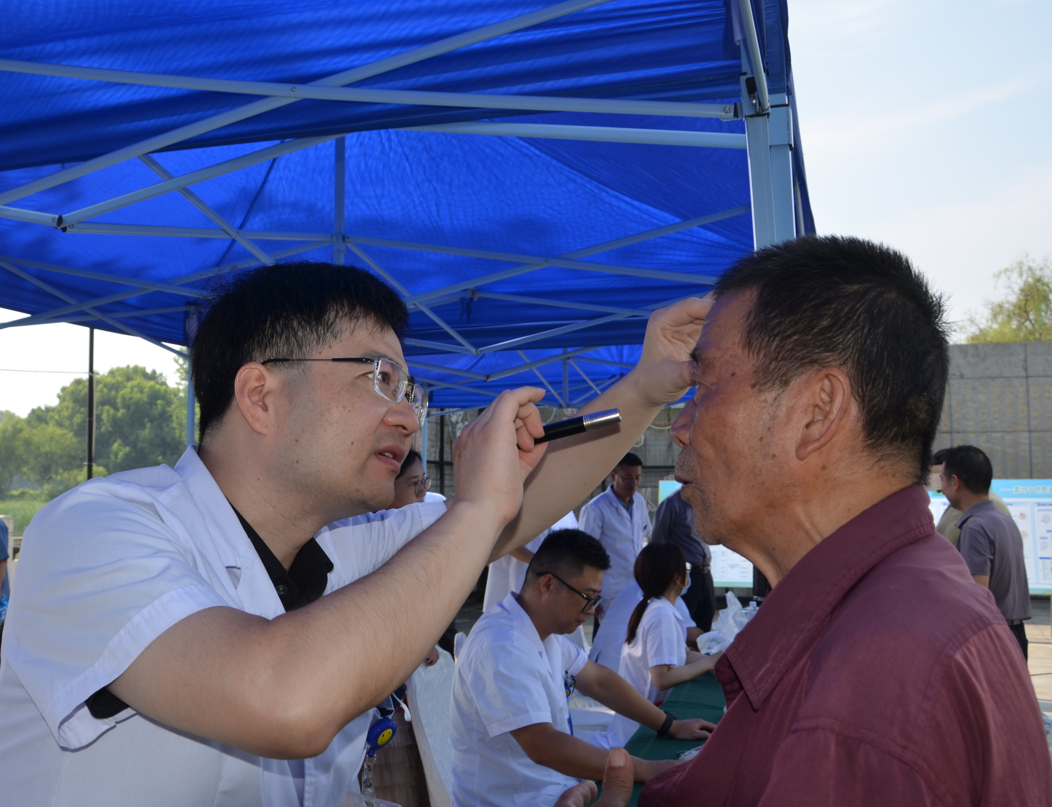 8月18日，铜陵市卫生健康委、市中心血站、市急救中心联合枞阳县卫生健康委、县计生协、县爱卫办、县妇联、县红十字会、枞阳镇党委政府在枞阳县城莲花湖公园大门口举办以“健康进社区·护航全民安康”暨“健康科普行——万场健康知识讲座”为主题的宣传服务活动3822.jpg