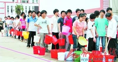 安徽枞阳千余师生因水荒被迫停课(组图)