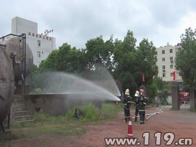 雷击液化气储罐致破裂泄漏 枞阳消防灭火处置