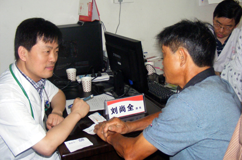 安医大研究生院医疗队来枞阳义诊