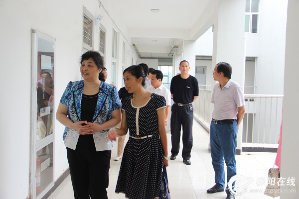 枞阳代表委员视察中考阅卷工作