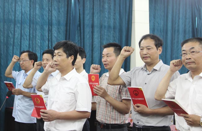 县人大常委会初次举行新任命职员向宪法发誓仪式（图）