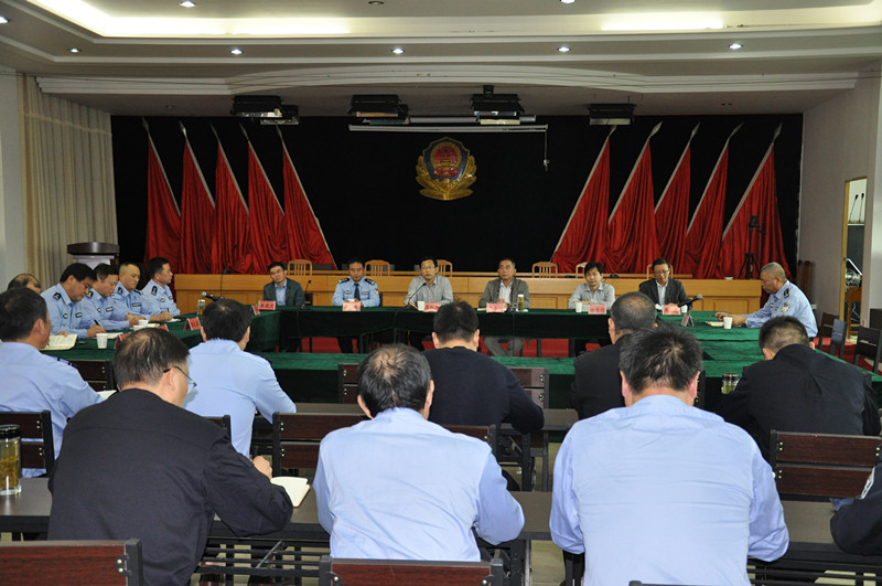 李红兵等送王涛到县公安局履新