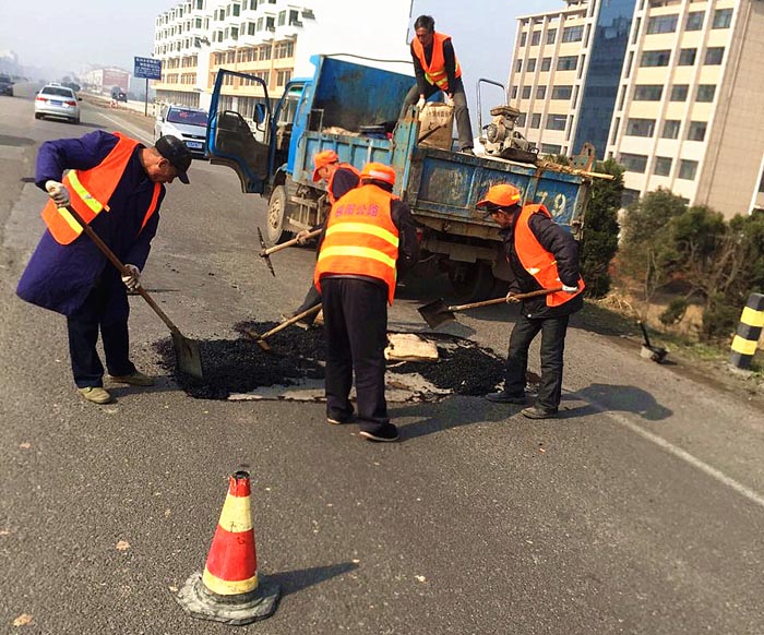 枞阳公路局增强冰雪破损路面修复保春运畅通