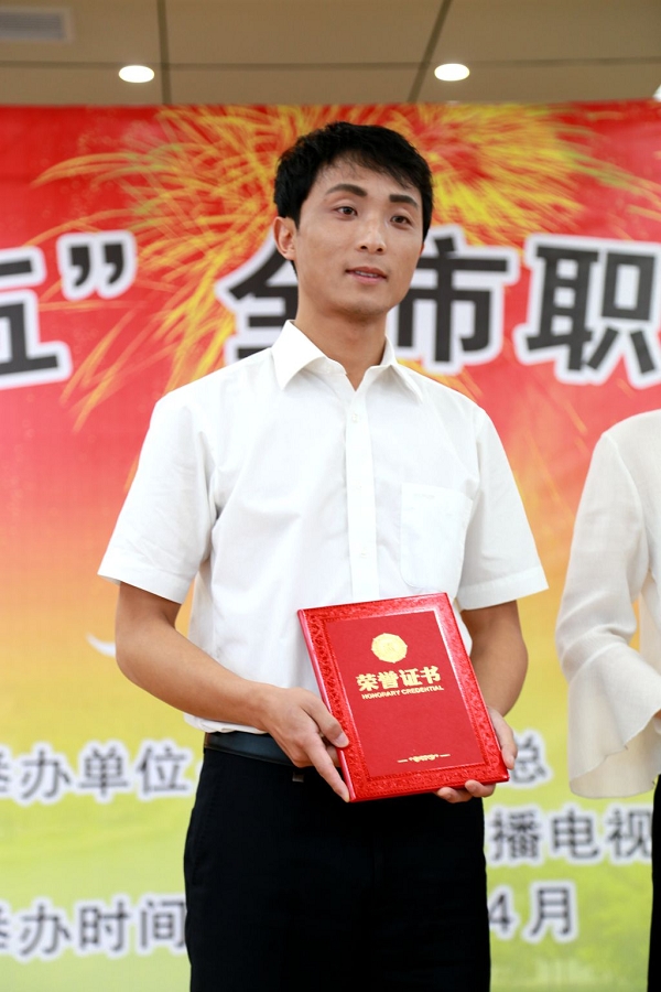 枞阳选手在市职工演讲比赛中勇摘桂冠