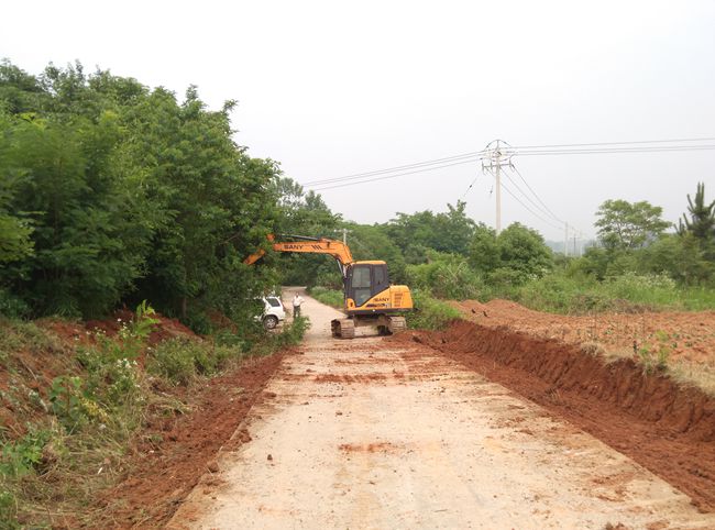 我县首条村落子道路畅通工程开工建树