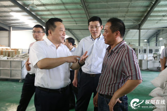 把脱贫攻坚作为政治任务 把为民服务作为人生追求