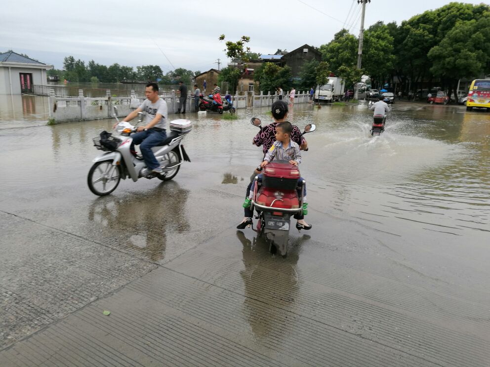 枞阳通江大闸关闭 长河水漫上堤面