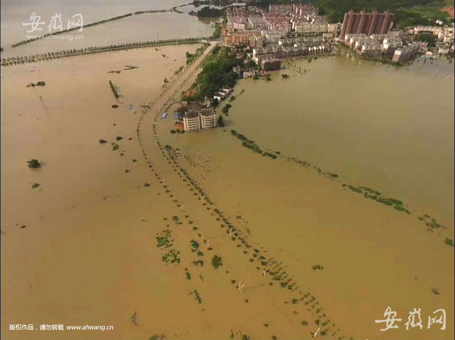 航拍：枞阳县城被急流包围 居夷易近连夜转移