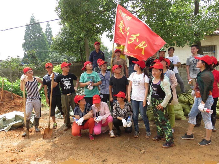 防洪墙爱心小分队：“灾民的需要便是咱们行动的军号”