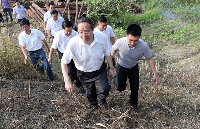 发扬不怕疲劳连续作战的精神<br>坚决打赢防汛救灾这场攻坚战