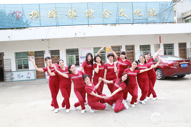 刻苦排练备战农民广场舞大赛