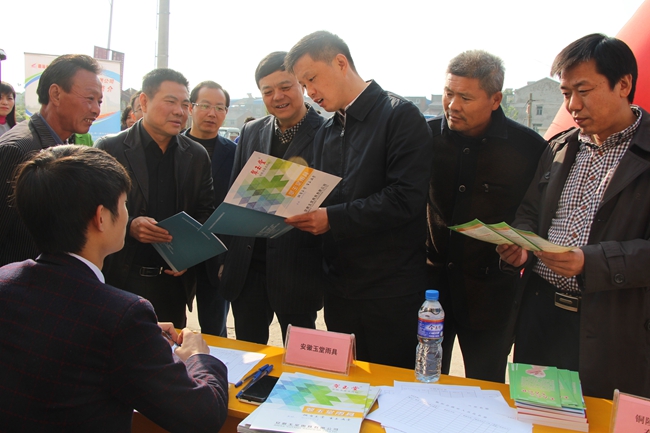 我县举办贫困劳动者暨非公企业党员专场招聘会