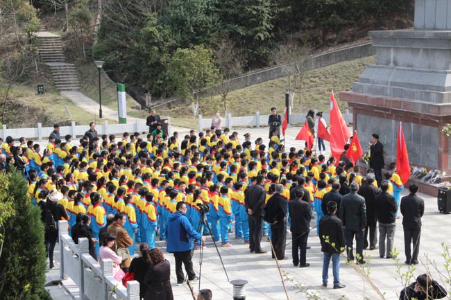 我县睁开侵蚀祭扫行动惦记革命先烈