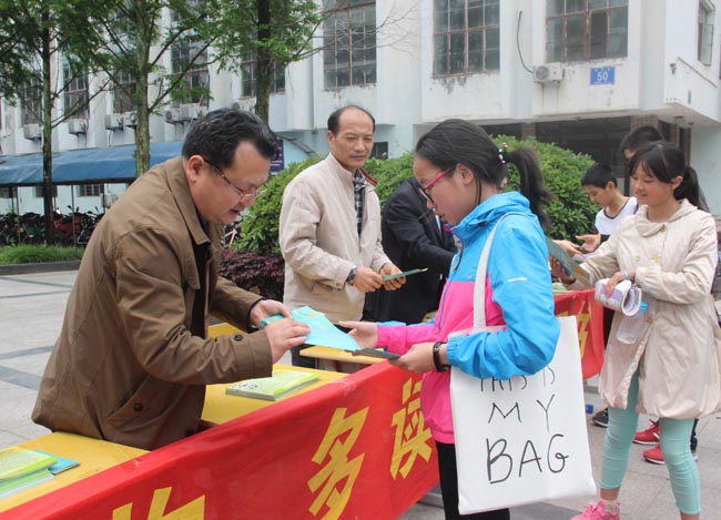 小小绿书签 浓浓护苗情