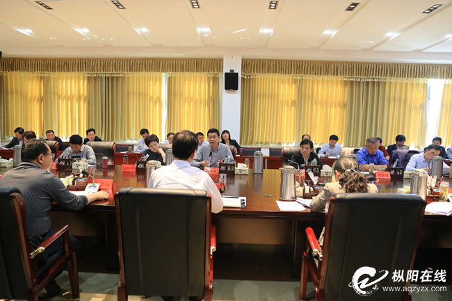县委召开常委会议暨全县脱贫攻坚工作指挥部(扩大)会议  刘亚东主持