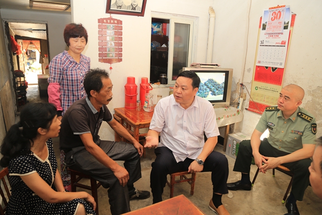 县领导走访慰问重点优抚对象