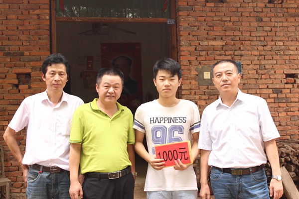 县纪委资助贫困学子圆梦大学