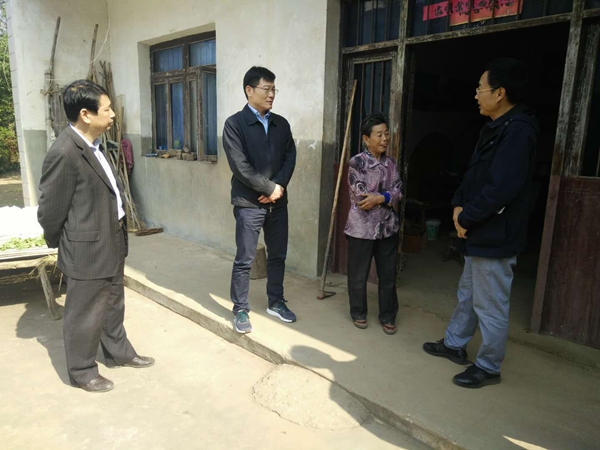 黄化锋到枞阳镇五一村督查脱贫攻坚工作