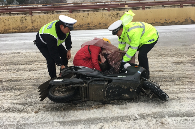 致敬！坚守在风雪中的人们