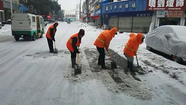 城管法律局：抗雪防冻咱们在一线