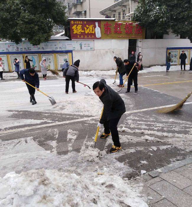 罗成圣带领干群铲雪除冰