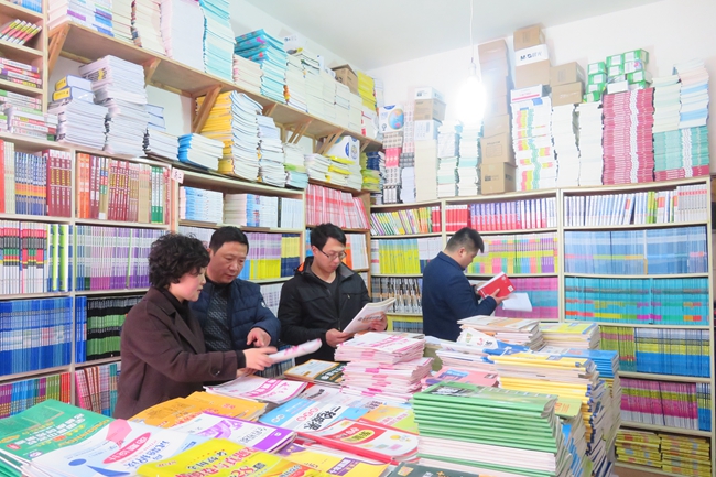 枞阳县睁开“两会”时期出书物市场专项魔难