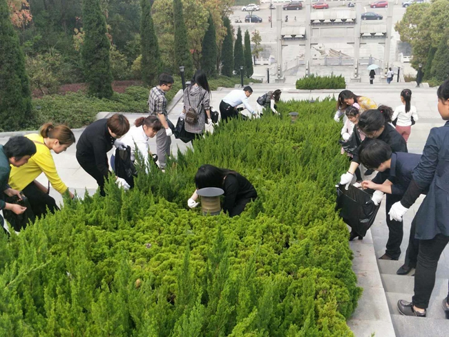 县跑步协会与县心连可爱心协会配合睁开义士祭扫行动