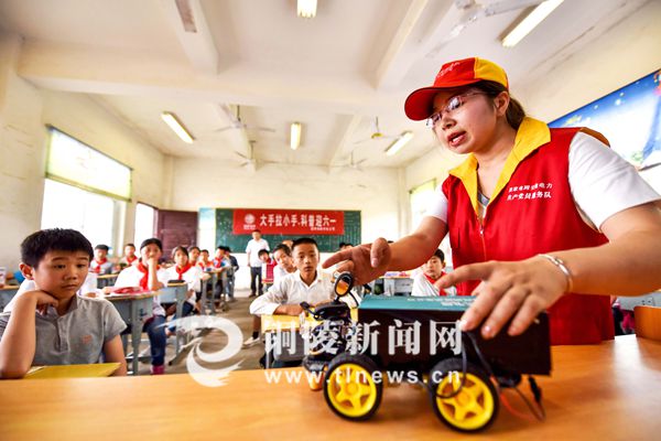 希望小学里“来”了智能机器人