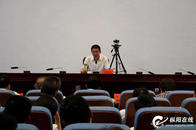 我县组织收听收看全省打赢脱贫攻坚战三年行动部署会暨扶贫开发工作“重精准、补短板、促攻坚”专项行动推进会