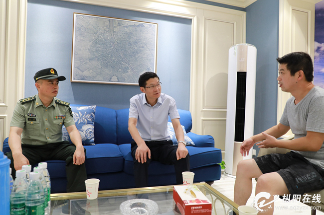 刘亚东走访慰问退役军人和现役立功军人家属