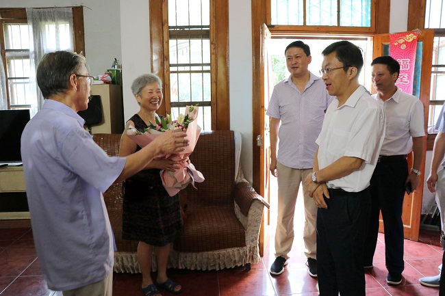 杨如松看望慰问退休教师