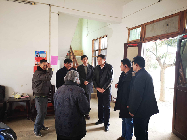 省委编办副主任周勤来我县走访慰问困难群众和老党员
